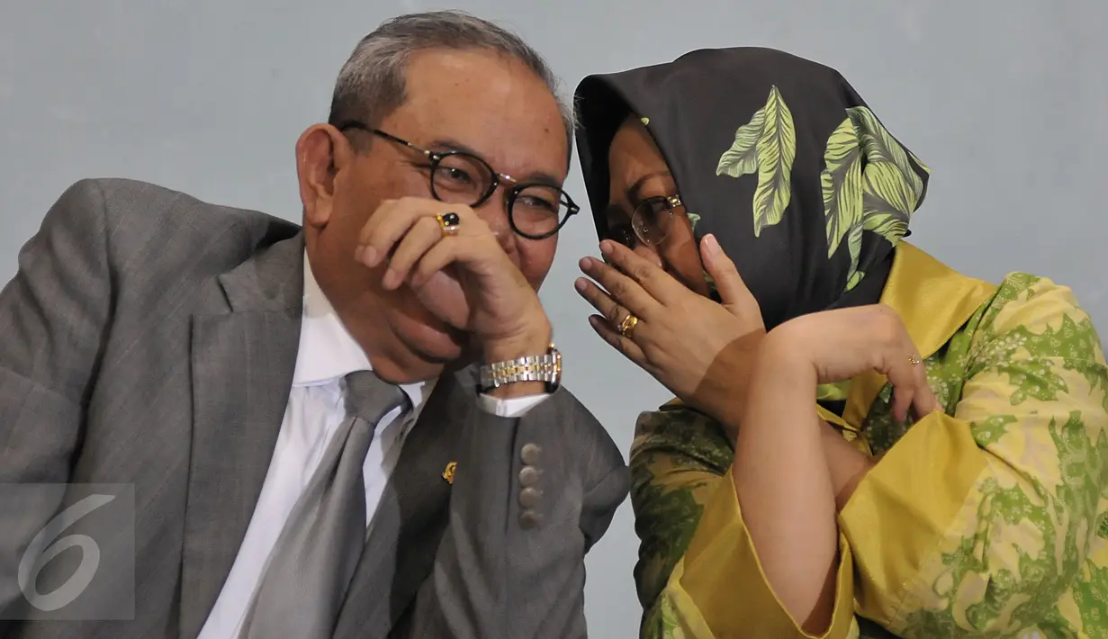 Rambe Kamarul Zaman (kiri) berbincang dengan Siti Zuhro saat diskusi 'Ancaman Baru Deparpolisasi' di Gedung DPR, Jakarta, Kamis (10/3). Diskusi membahas keputusan Ahok yang memilih jalur independen dalam Pilgub DKI Jakarta 2017.(Liputan6.com/Johan Tallo)