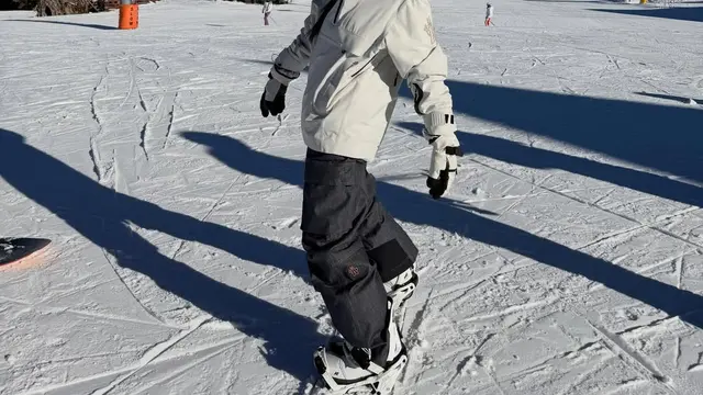 Gaya Jennie BLACKPINK Main Ski Tampil Monokrom Serba Moncler, Total Look Tembus Rp114,9 Juta