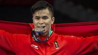 Atlet Wushu, Edgar Xavier, melakukan selebrasi usai meraih medali perak pada nomor Cangquan putra Asian Games di JIExpo, Jakarta, Minggu, (19/8/2018). Edgar Xavier berhasil meraih perak dengan angka 9.72. (Bola.com/Vitalis Yogi Trisna)