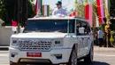 Presiden Indonesia Prabowo Subianto menyapa warga dari kendaraan saat meninggalkan Kompleks Candi Prambanan di Sleman, Yogyakarta, Rabu, 8 Juli 2026. (AFP/ Devi Rahman)