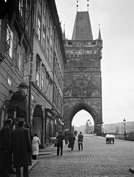 Sejumlah warga beraktivitas pada bulan September 1945 di kota Praha, Ceko. Nama kota Praha ditetapkan sebagai nama resmi kota tersebut pada tahun 1920, sebelum tahun 1784 kota ini disebut sebagai Královské Hlavní Město Praha ( atau disebut pula sebagai Ibukota Kerajaan Praha). (AFP Photo)