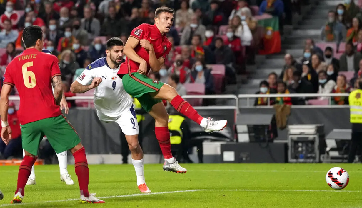Pemain Serbia Aleksandar Mitrovic (kedua kiri) mencetak gol ke gawang Portugal pada pertandingan kualifikasi Grup A Piala Dunia 2022 di Stadion Luz, Lisbon, 14 November 2021. Serbia menang 2-1. (AP Photo/Armando Franca)