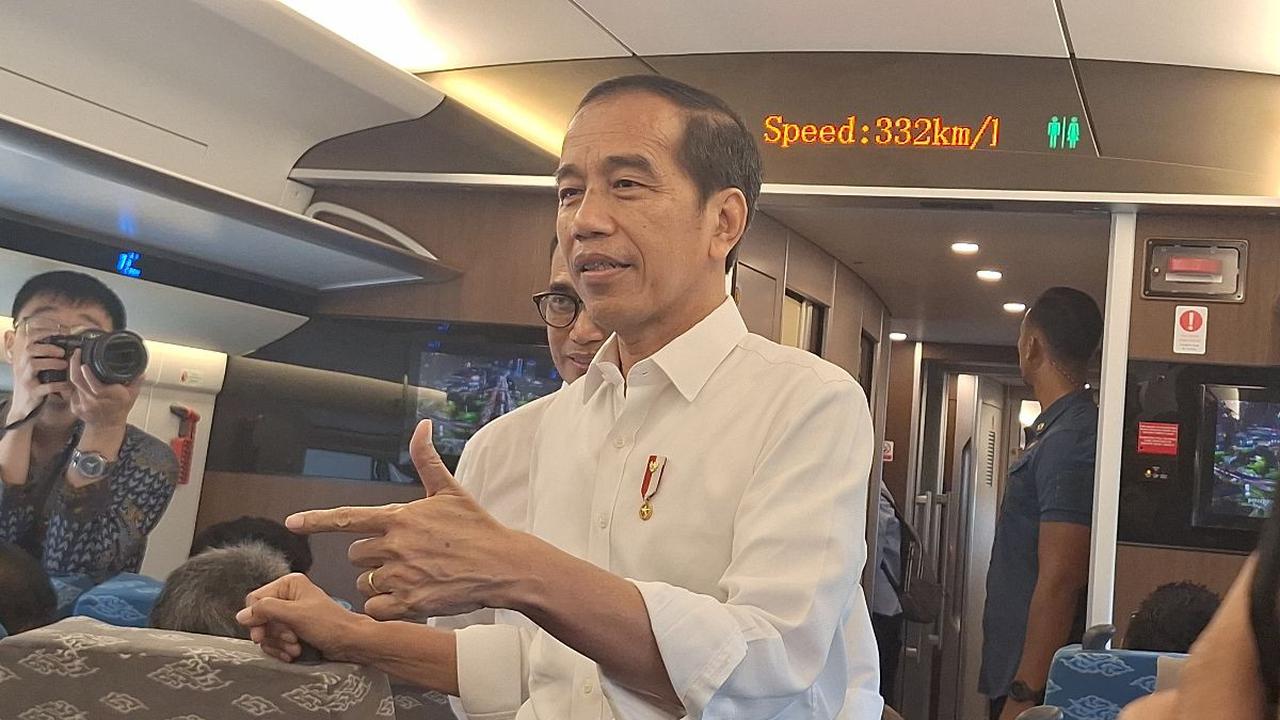 Kereta feeder bewarna hijau yang terdiri dari enam gerbong dan 200 kursi ini memang disiapkan untuk penghubung KCJB dari Statiun Padalarang ke Statiun Bandung.<br>