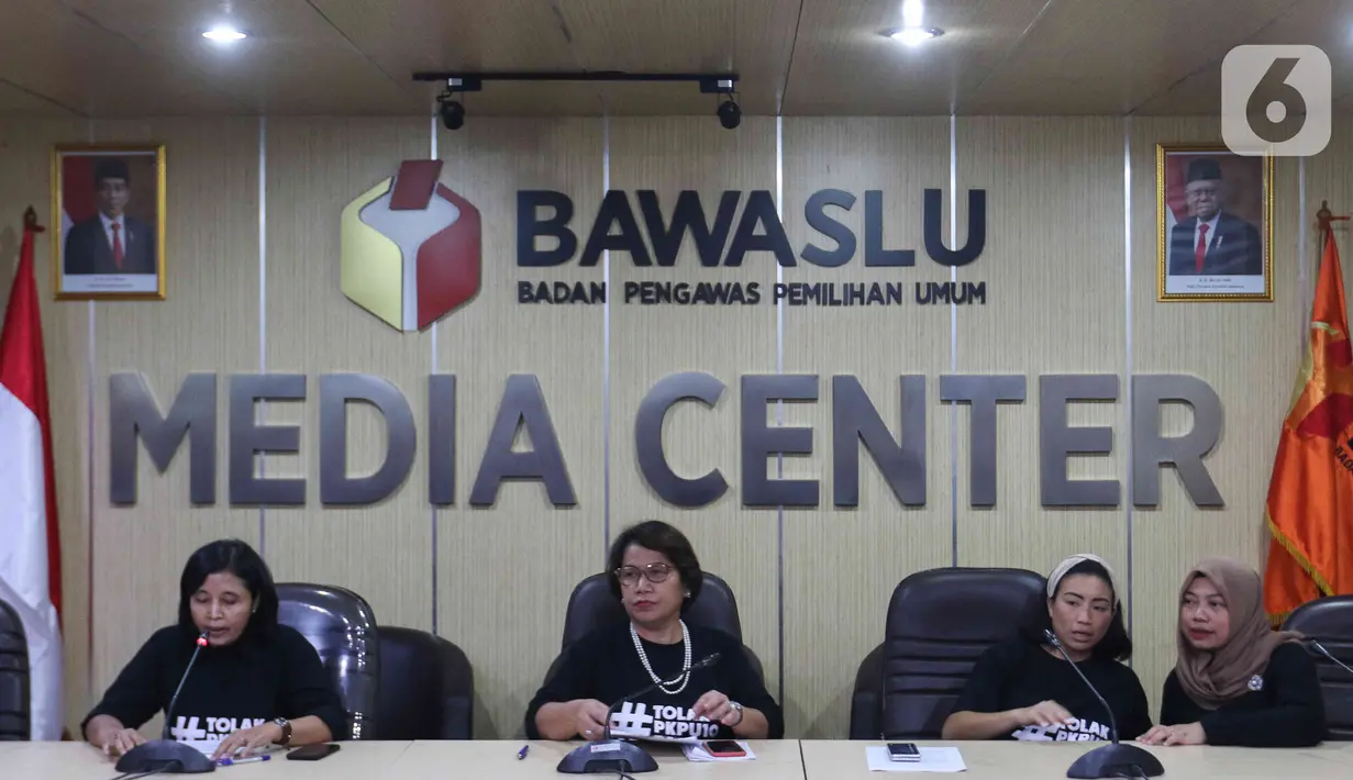 "KPU harus segera revisi pasal 8 ayat (2) PKPU 10/2023. Patuhi pengaturan keterwakilan perempuan sesuai undang-undang," kata Valentina Sagala, perwakilan Masyarakat Peduli Keterwakilan Perempuan, dalam jumpa pers di Kantor Bawaslu, Jakarta, Senin (8/5). (Liputan6.com/Herman Zakharia)