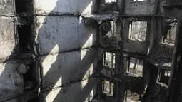 Pemandangan gedung apartemen yang rusak akibat penembakan di Kharkiv, Ukraina, Minggu, 10 April 2022. Invasi Rusia ke Ukraina hingga saat ini telah berlangsung selama 46 hari. (AP Photo/Andrew Marienko)