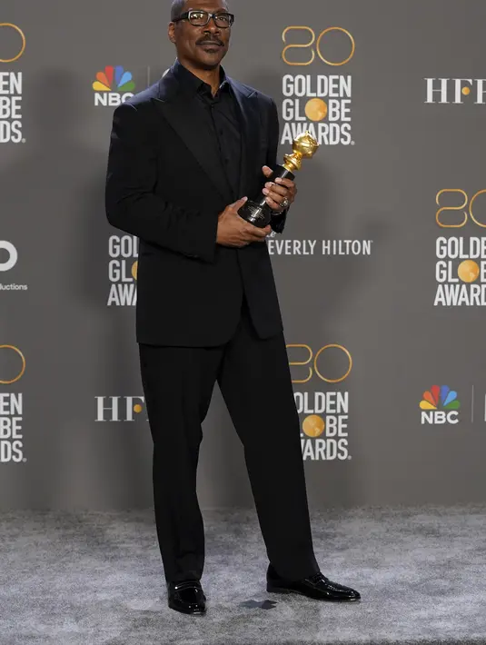 Eddie Murphy berpose dengan penghargaan Cecil B. DeMille selama malam penganugerahan Golden Globes ke-80 di Beverly Hilton Hotel di Beverly Hills, California (10/1/2023). (Photo by Chris Pizzello/Invision/AP)