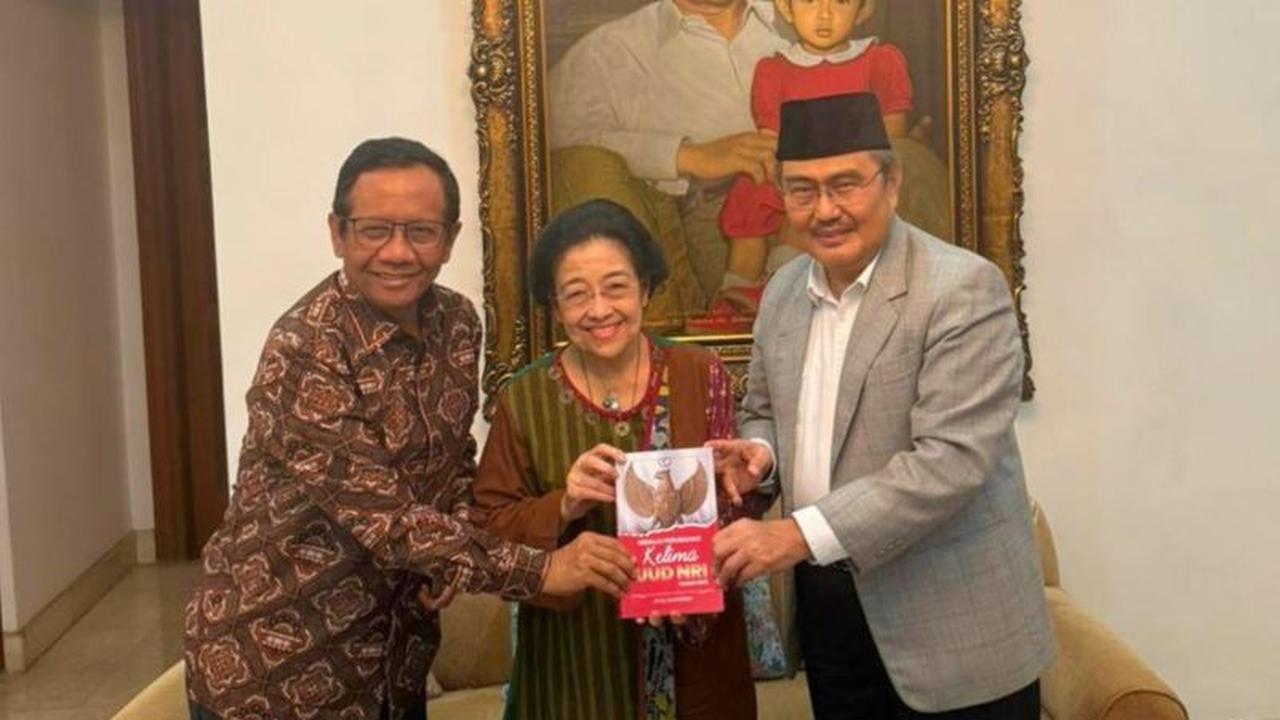 Jimly Asshiddiqie Beri Buku Amandemen UUD 1945 kepada Megawati, Dorong Perubahan Sistem Ketatanegaraan