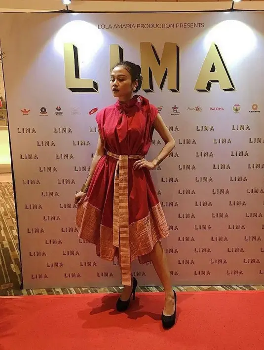 Tampilan feminin Dea dalam balutan dress warna merah-oranye, banjir pujian dari netizen. (Instagram/deapanendra).