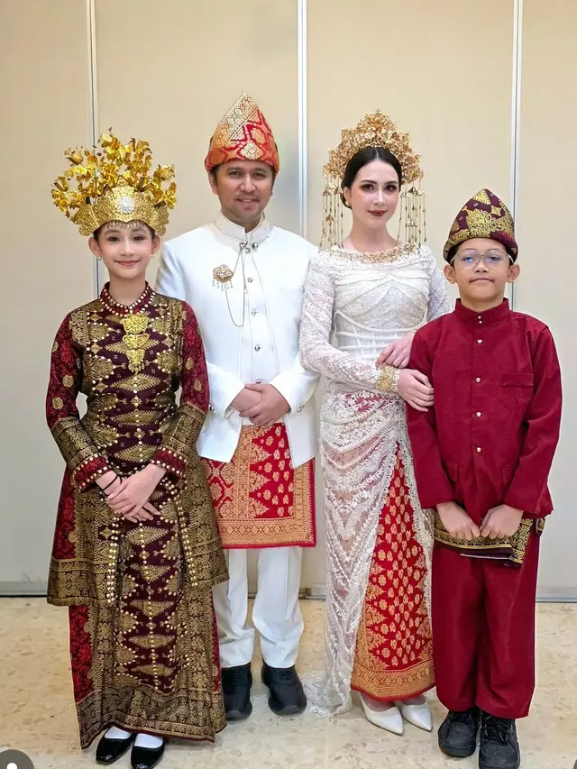 Arumi Bachsin Dibalut Baju Adat saat Penaikan dan Penurunan Bendera di Hari Kemerdekaan RI ke-80. [@arumibachsin_94]