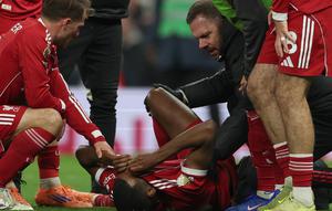 Alexander Isak mengalami cedera usai mencetak gol dalam laga Liga Inggris antara Tottenham vs Liverpool, Minggu (21/12/2025). (AP Photo/Ian Walton)
