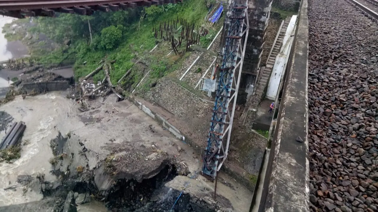 Jembatan Kereta Api di Tonjong, Brebes ambruk usai dihantam banjir. (Foto: Liputan6.com/Istimewa-WAG Pers dan Mitra Kerja)