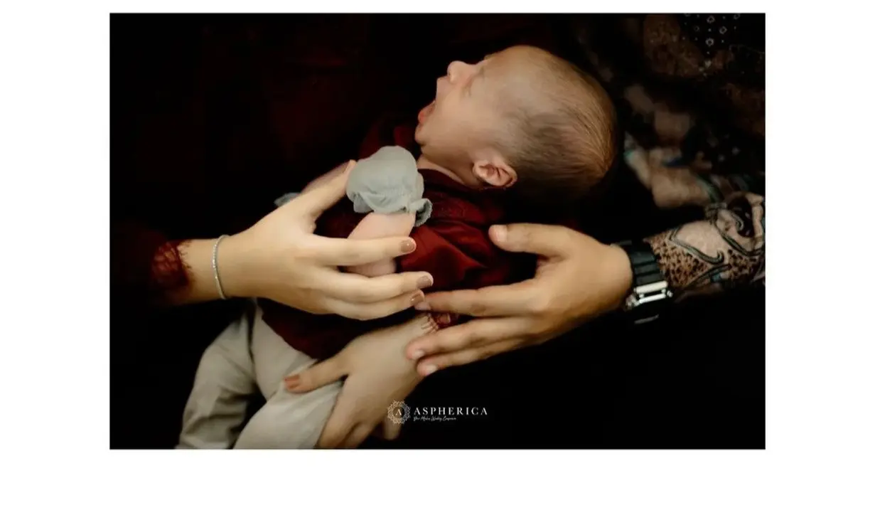 Wajah Omar pun sangat menggemaskan saat acara aqiqah.  [Instagram/aspherica]