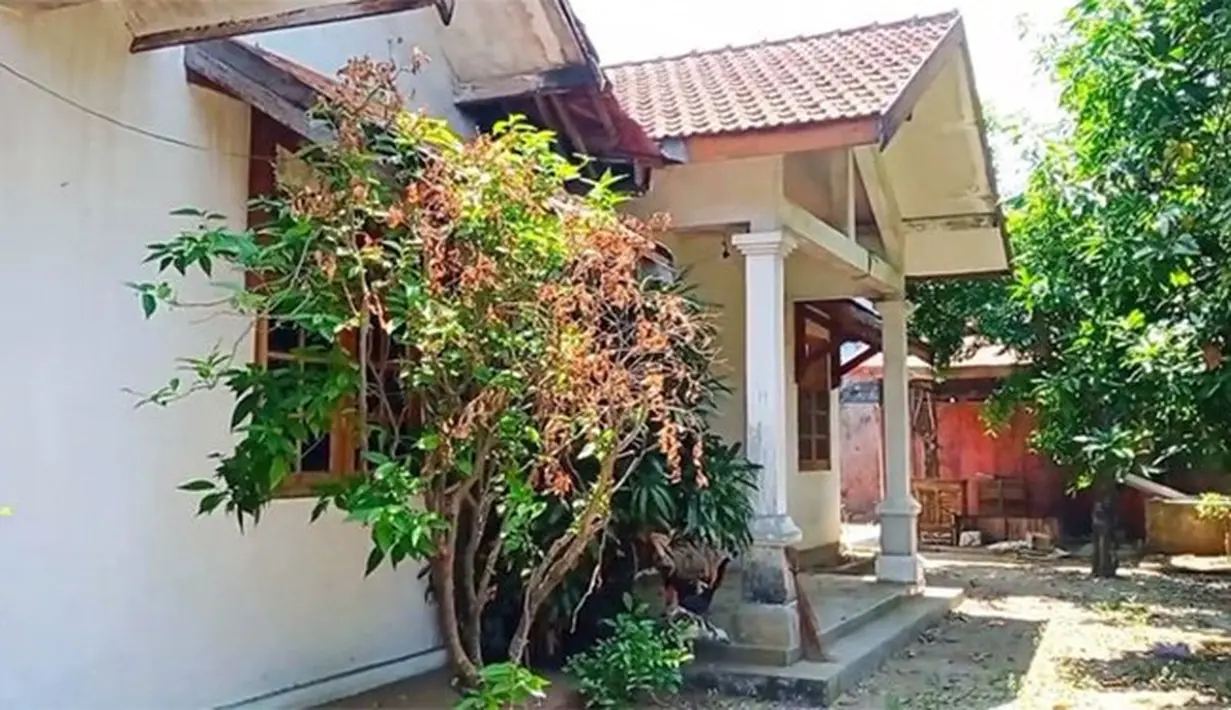 Berikut rumah penyanyi dangdut Abiem Ngesti. Namanya begitu populer tahun 1990-an silam. Abiem populer dengan lagu Pangeran Dangdut (1991). Rumah pria berjulukan 'Pangeran Dangdut itu berada di Kudus, Jawa Tengah. [Youtube/Dapur Dangdut Indonesia]