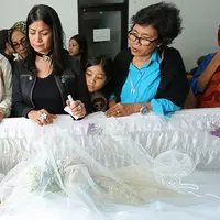 Tak sekedar itu, kedatangannya untuk melayat KD juga menyampaikan doa an harapan untuk Yana. Dengan rasa sedihnya, KD mengatakan dirinya sangat kehilangan sosok Yana Zein. (Bambang E.Ros/Bintang.com)