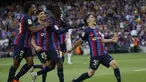 Gelandang Barcelona, Gavi (kanan) berselebrasi setelah mencetak gol ke gawang Mallorca pada pertandingan La Liga Spanyol di stadion Camp Nou di Barcelona, Spanyol, Minggu, 28 Mei 2023. (AP Photo/Joan Monfort)