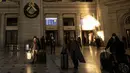 Orang-orang tiba di stasiun kereta Union Station di Washington, DC, Kamis (23/12/2021). Jutaan orang Amerika bepergian pada 23 Desember 2021, selama salah satu hari perjalanan tersibuk di musim liburan, ketika infeksi Covid dengan Omicron melampaui puncak gelombang varian Delta. (Pedro Ugarte/AFP)