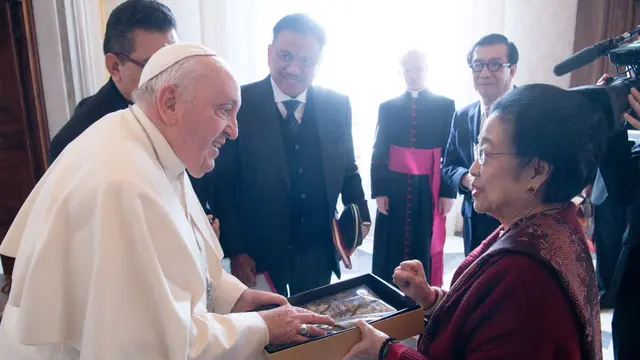 Presiden Kelima RI sekaligus Ketua Umum DPP PDI Perjuangan (PDIP) Prof. Dr. (HC) Megawati Soekarnoputri memberikan bingkisan berupa kain batik kepada Pemimpin Gereja Katolik Paus Fransiskus (Istimewa)