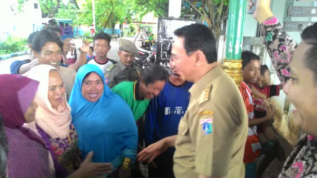 Kala Ahok 'Digoda' Ibu-ibu di Kepulauan Seribu