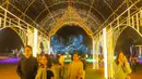 Pengunjung dapat menjelajahi taman-taman megah yang dihiasi dengan jutaan bunga, termasuk tulip, lili, anggrek, dan bunga lokal lainnya. Tampak dalam foto, pengunjung menikmati suasana Charming Chiang Mai Flower Festival di Chiang Mai, Thailand, pada Kamis (11/12/2025). (Bola.com/Bagaskara Lazuardi)