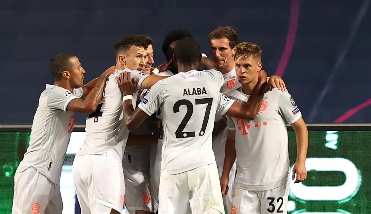Pemain Bayern Munchen merayakan gol yang dicetak Joshua Kimmich ke gawang Barcelona pada perempat final Liga Champions 2019/2020 di Estadio Da Luz, Sabtu (15/8/2020) dini hari WIB. Bayern Munchen menang telak 8-2 atas Barcelona. (AFP/Rafael Marchante/pool)