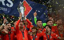 FOTO: Bukti Usia Hanyalah Angka! Momen Cristiano Ronaldo Bawa Portugal Raih Juara UEFA Nations League di Umur 40 Tahun