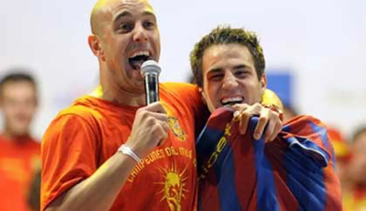 Kiper Pepe Reina (kiri) dan gelandang Cesc Fabregas yang memakai kostum Barcelona di sela-sela pesta kemenangan Spanyol di Madrid, 12 Juli 2010 seusai keberhasilan La Furia Roja tampil jadi juara dunia. AFP PHOTO / MIGUEL RIOPA 