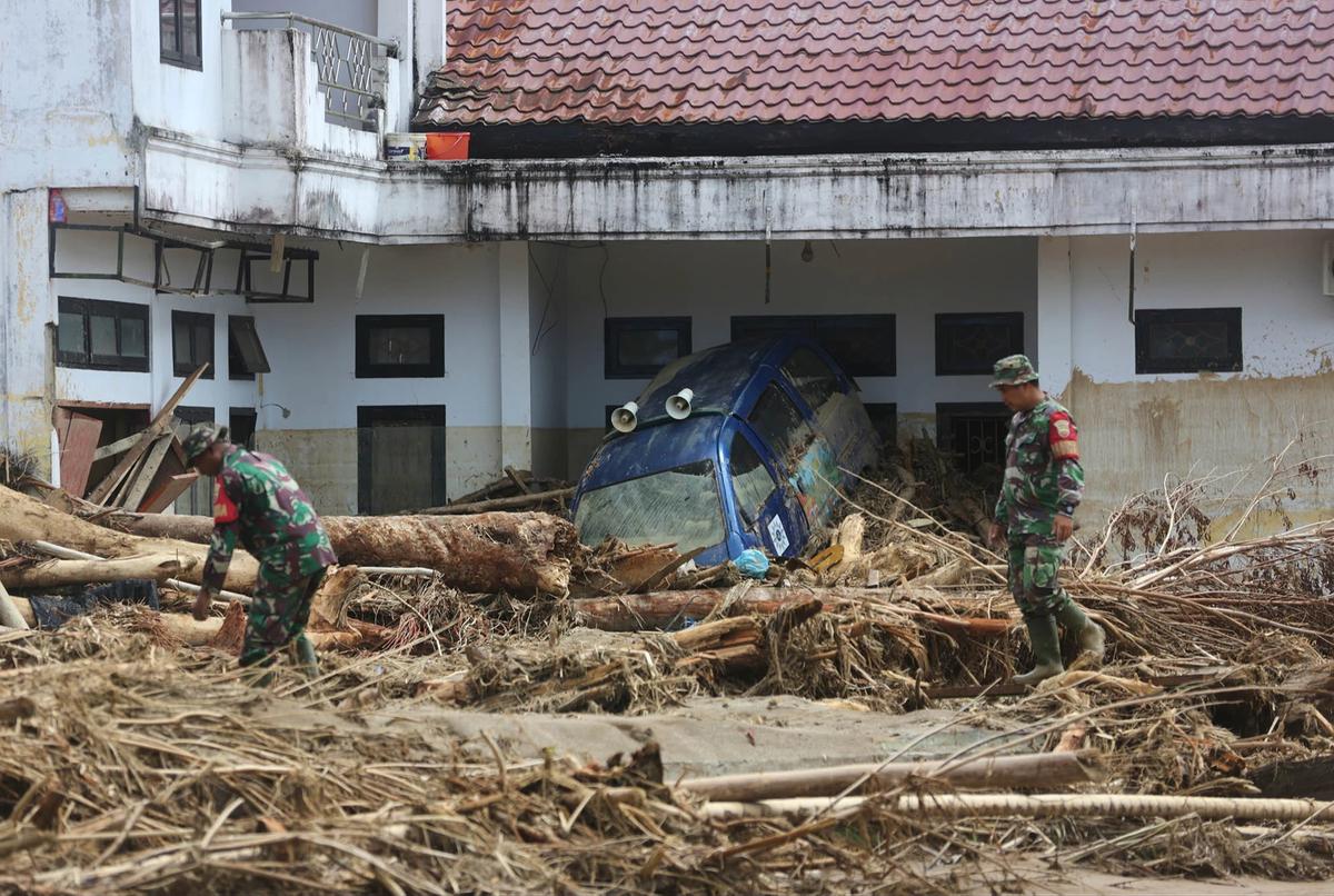 FOTO: Potret Kayu Gelondongan Hancurkan Rumah dan Fasilitas Warga
