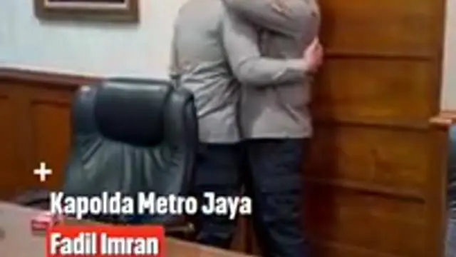 Kadiv Propam Irjen Pol Ferdy Sambo tak kuasa menahan tangisnya saat mendatangi Kapolda Metro Jaya Irjen Pol Fadil Imran, Rabu (13/07/2022). Dalam video yang beredar, terlihat Ferdy menangis harus tepat dipelukan Fadil.