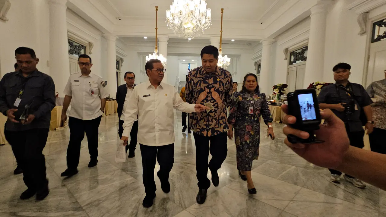 Menteri Perumahan dan Kawasan Permukiman (PKP) Maruarar Sirait mensosialisasikan kredit usaha rakyat atau KUR Perumahan kepada Gubernur DKI Jakarta, Pramono Anung. (Foto: Liputan6.com/Maulandy R)