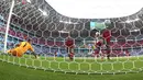 Tiga menit berselang, lagi-lagi gol bunuh diri terjadi di gawang Portugal. Niat hati ingin mengahalau bola umpan Joshua Kimmich, Raphael Guerreiro justru menceploskan bola ke gawangnya sendiri. Jerman berbalik unggul atas Portugal dan berlangsung hingga turun minum. (Foto: AP/Matthias Schrader)