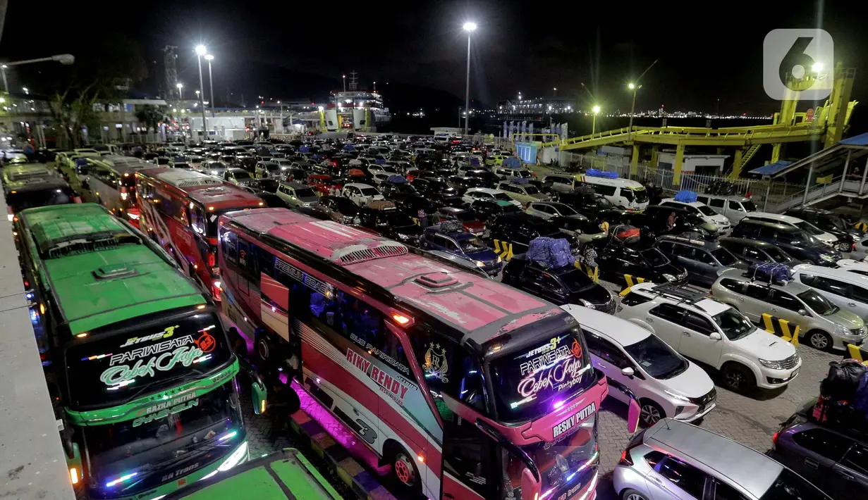 Puncak arus mudik Lebaran 2025 mulai terasa di Pelabuhan Merak, Banten, sejak Kamis malam (27/3) hingga Jumat (28/3/2025) dini hari menjelang waktu sahur. (Liputan6.com/Herman Zakharia)