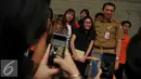 Murid Jakarta Intercultural School (JIS) foto bersama dengan Gubernur Basuki T Purnama usai kunjungan ke Balaikota, Jakarta, Senin (21/3). Kunjungan perdana JIS ini bertujuan untuk menyampaikan komitmen sekolah. (Liputan6.com/Gempur M Surya)