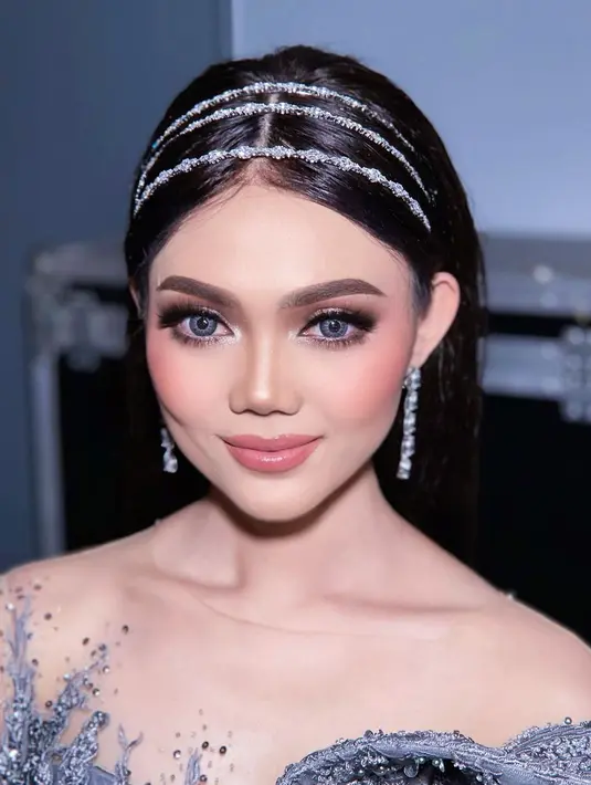 Tampil bak boneka hidup, lihat potret close up Rina Nose ini. Makeup bold bernuansa merah muda yang lembut, Rina Nose tampil luar biasa cantik, menonjolkan area matanya menjadi lebih tajam. [Foto: Instagram/rinanose16]