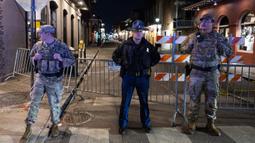 Otoritas setempat mengatakan, sedikitnya 15 orang tewas dan puluhan lainnya mengalami luka akibat insiden yang terjadi di persimpangan Bourbon dan Canal Streets di lingkungan French Quarter pada Rabu dini hari 1 Januari 2025. (ANDREW CABALLERO-REYNOLDS/AFP)
