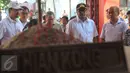 Gubernur Banten Rano Karno didampingi aparat terkait meninjau TPS 12, Kelurahan Cilenggang, Tangerang Selatan, Rabu (9/12). Aksi Barongsai ikut menyemarakan pemungutan suara dalam Pilkada Serentak di TPS tersebut. (Liputan6.com/Faisal R Syam)