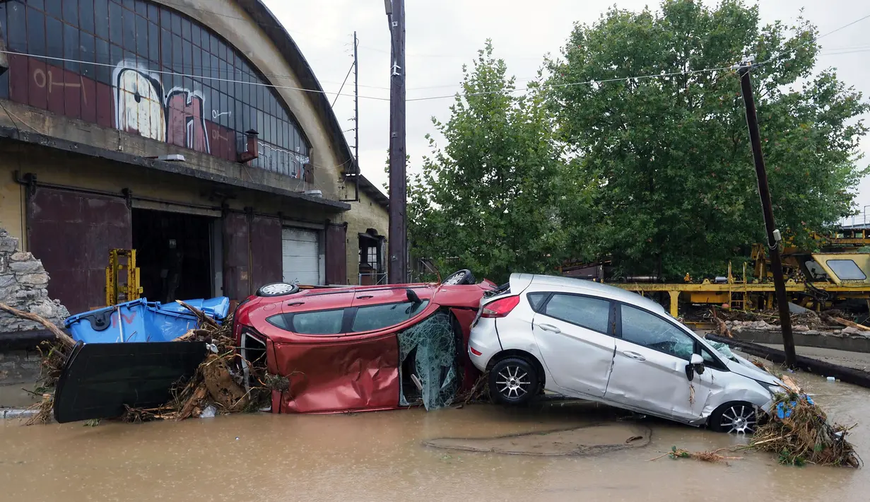 Mobil-mobil yang rusak menumpuk di jalan yang tergenang banjir setelah hujan badai di Volos, Yunani Tengah, Rabu, 6 September 2023. (AP Photo/Thodoris Nikolaou)