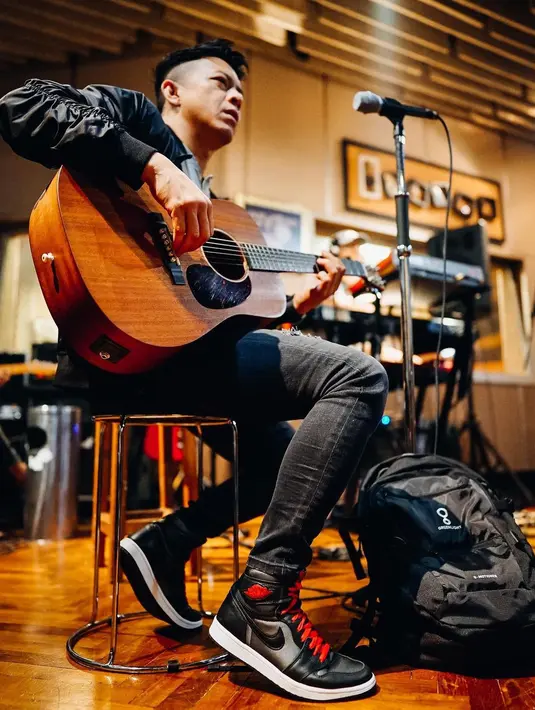 "Di rumah itu banyak peralatan. Bapak itu kerjanya pengeboran minyak di lapangan jadi di rumah itu banyak peralatan. Kebetulan papa sama mama itu STM. Dari situ seneng bongkar,” ungkap Ariel. (Instagram/arielnoah)