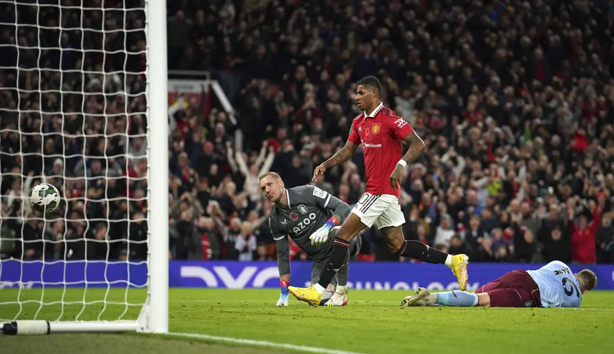 Marcus Rashford sukses menjadi pemain yang membahayakan sektor pertahanan Aston Villa. Terbukti dia berhasil mencetak gol ke gawang sang tamu berkat kecepatan dan ketajamannya. (AP/Dave Thompson)