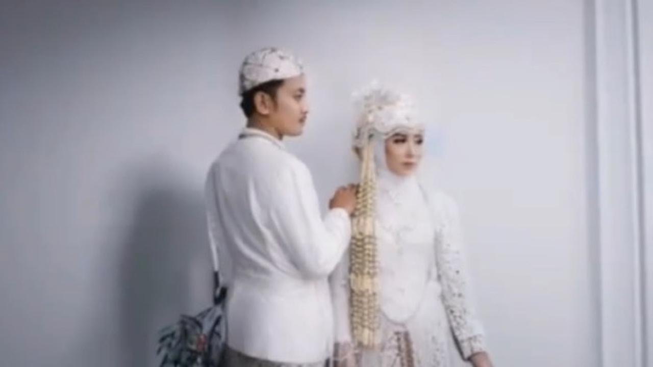 Masih ada lagi, pasangan suami istri ini tampak kompak mengenakan jarik di atas lutut setelah foto pernikahannya diedit. Komposisi ini tentu terlihat mengganggu siapa saja yang melihatnya.