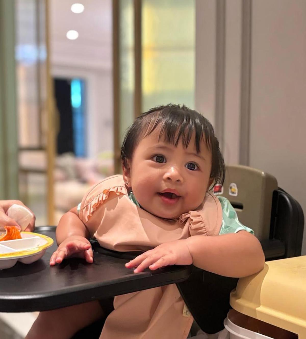 Ekspresi Gemas! Potret Lily Saat Makan Ini Mirip Emoticon Hidup