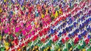 <p>Peserta terdiri lebih dari 7.000 penari, sebagian besar perempuan, dan lebih dari 3.000 penabuh dhol serta musisi lain yang telah dipilih dari semua distrik dari negara bagian. (AP Photo/Anupam Nath)</p>