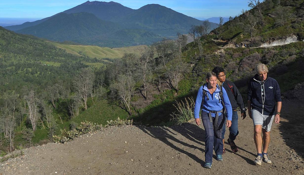 Pengunjung saat mendaki Gunung Ijen di Banyuwangi, Jawa Timur. Kawah Ijen menjadi salah satu destinasi wisata alam yang paling diminati wisatawan, terutama saat libur akhir tahun. Keindahan panorama alamnya yang khas, mulai dari danau kawah berwarna hijau toska hingga fenomena blue fire yang telah dikenal dunia, menjadikan kawasan ini selalu ramai dikunjungi wisatawan domestik maupun mancanegara. (merdeka.com/Arie Basuki)