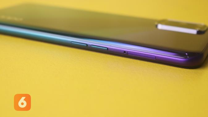 Sisi kiri Oppo A92 terdapat tombol volume dan SIM tray. (Liputan6.com/ Agustin Setyo W)