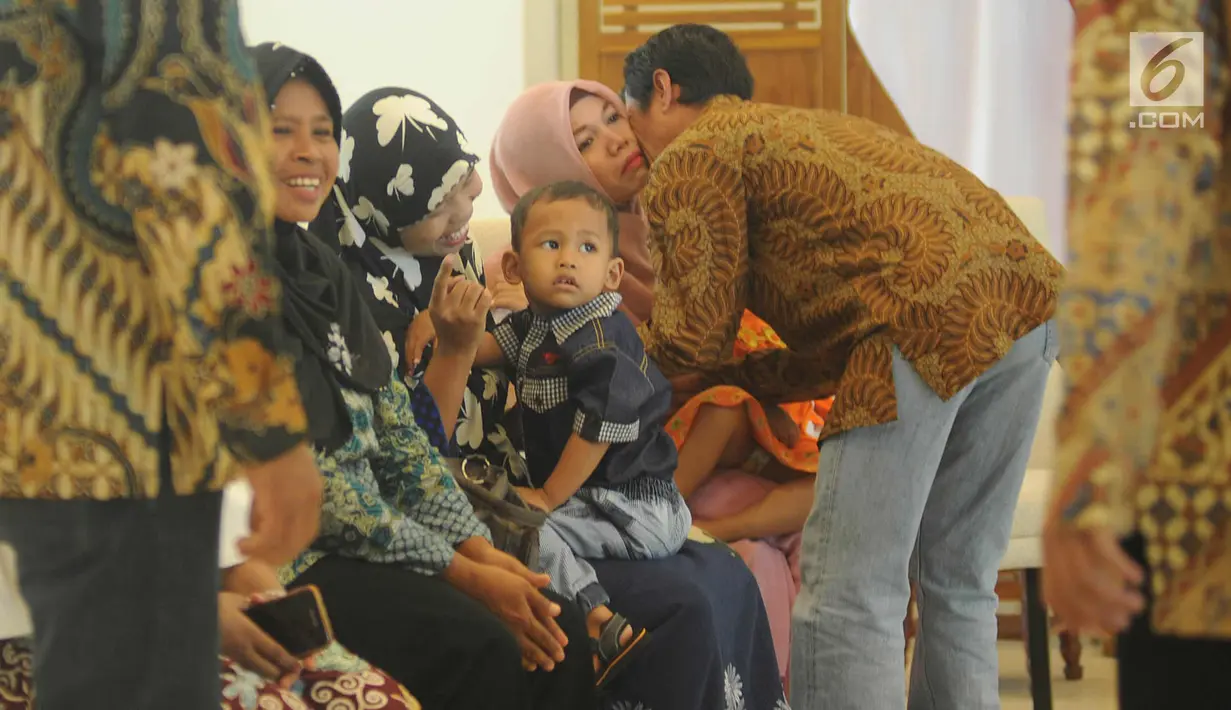 Salah seorang anak buah kapal (ABK) yang berhasil dibebaskan dari sandera tampak bergembira saat bertemu dengan keluarga di Gedung Kementerian Luar Negeri (Kemenlu), Jakarta (2/4). (Merdeka.com/Arie Basuki)