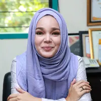 ‘Fisha adalah seorang perempuan yang mempertahankan cinta hingga akhir hayatnya. Pesannya sangat pas sekali, di mana hidup pasti ada ujian yang tanpa ujian tersebut kita enggak tahu akan bagaimana kedepannya,’ jelas Dewi. (Deki Prayoga/Bintang.com)