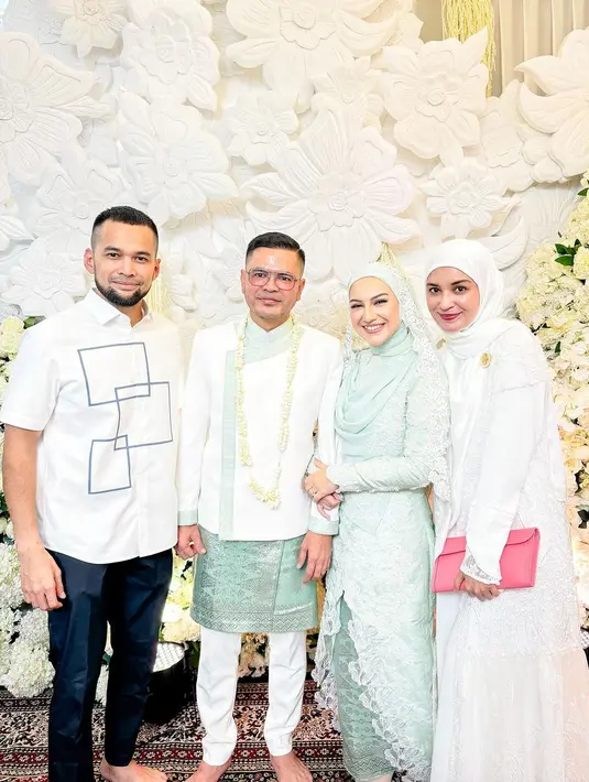 Hadir dengan Teuku Wisnu, Shireen Sungkar tampil effortless dengan dress berenda dan hijab putih. Ia jinjing clutch dari Hermes Jige Elan berwarna pink seharga Rp55 jutaan [@shireensungkar]