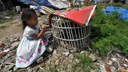 Seorang bocah tampak bermain di kawasan Bongkaran. Orangtua mereka memilih bertahan karena tak punya uang untuk menyewa rumah, Tanah Abang, Jakarta, Rabu (21/1/2015). (Liputan6.com/Miftahul Hayat)