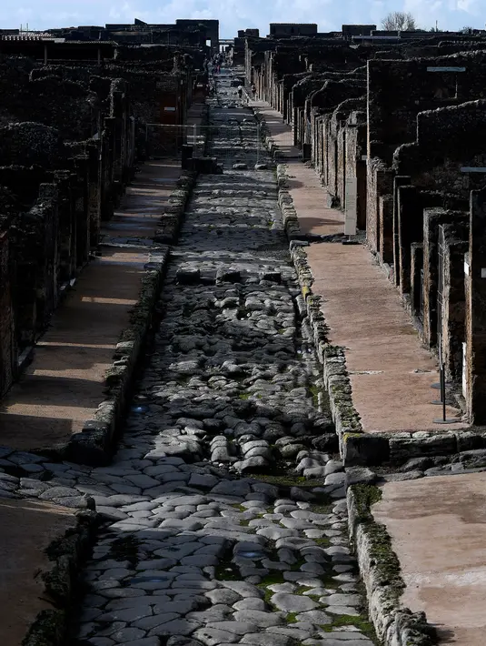 Pemandangan Via di Nola yang berbatu, Pompeii, Italia, Senin (25/11/2019). Saat ditemukan, abu letusan Gunung Vesuvius yang membungkus Kota Pompeii mencapai ketebalan 4-6 meter sehingga menjadikannya kota kedap udara. (Filippo MONTEFORTE/AFP)