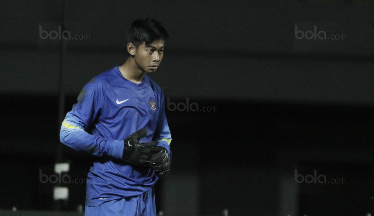 Kiper Timnas Indonesia, Satria Tama, saat mengikuti latihan jelang laga melawan Fiji di Stadion Patriot, Bekasi, Kamis, (31/8/2017). Indonesia akan menjalani laga Persahabatan melawan Fiji. (Bola.com/M Iqbal Ichsan)