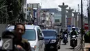 Kendaraan melintas di samping beton proyek konstruksi stasiun Mass Rapid Transit (MRT) di Jalan Fatmawati, Jakarta, Kamis (19/1). Jalur pribadi jalan Fatmawati akan ditutup mulai 4 Februari hingga 11 Agustus 2017. (Liputan6.com/Gempur M. Surya)